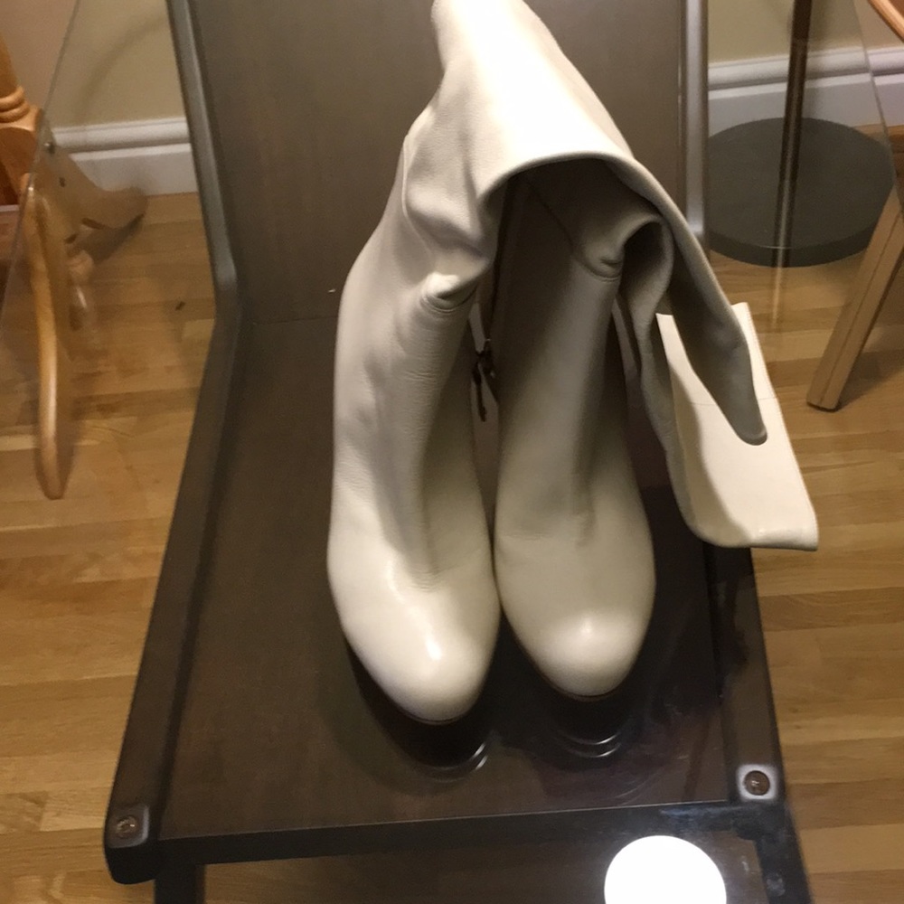 Balli boots for sale. White color, size 9,5. Heel 3,5.